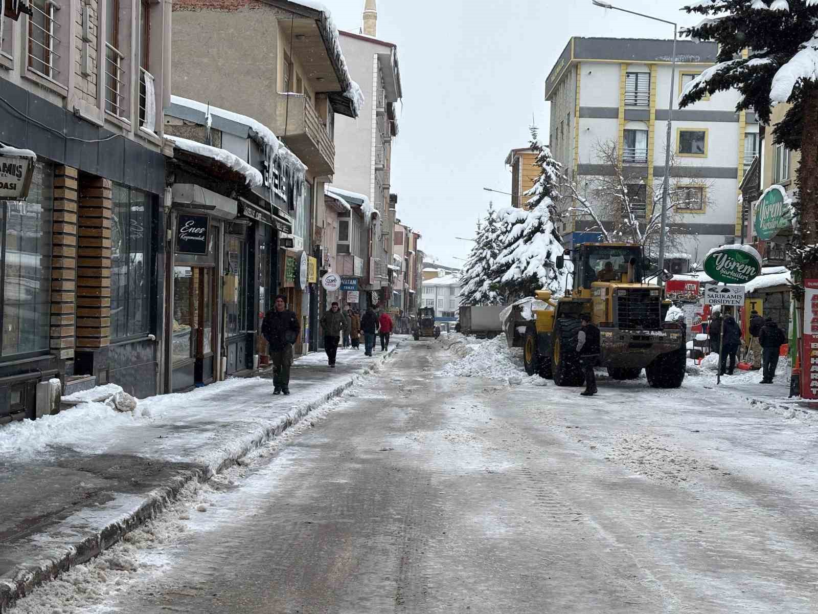 Sarıkamış’ta "beyaz mesai": 600 kamyon kar şehir dışına taşındı
Sarıkamış’ta "beyaz mesai": 600 kamyon kar şehir dışına taşındı