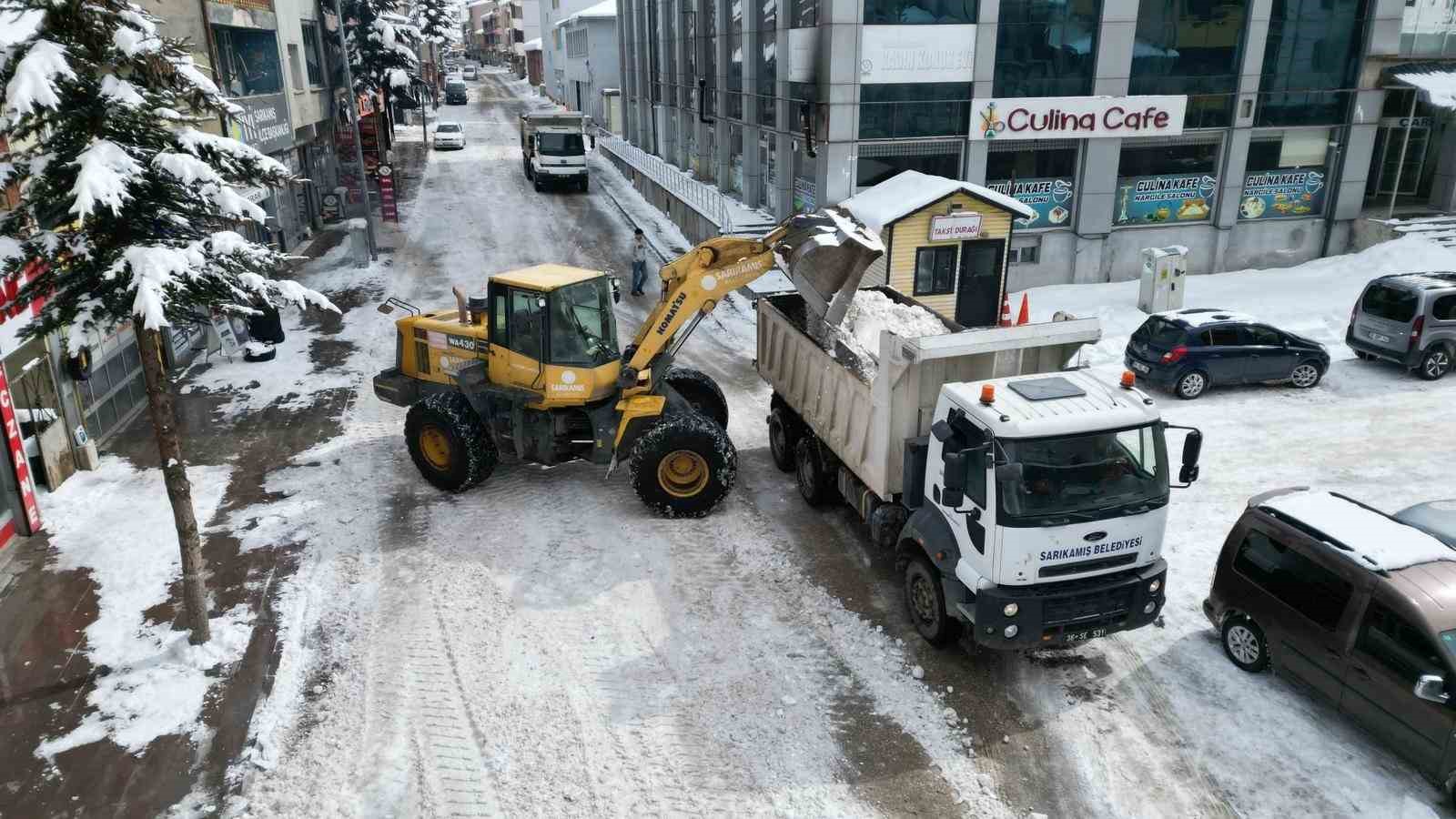 Sarıkamış’ta "beyaz mesai": 600 kamyon kar şehir dışına taşındı
Sarıkamış’ta "beyaz mesai": 600 kamyon kar şehir dışına taşındı