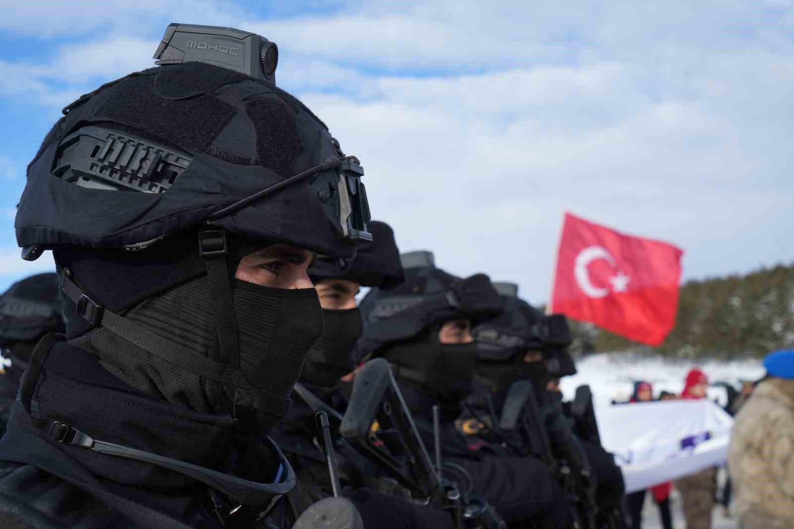 Sarıkamış’ta binler "Bu toprakta izin var" diyerek şehitlerin izinde yürüdü
