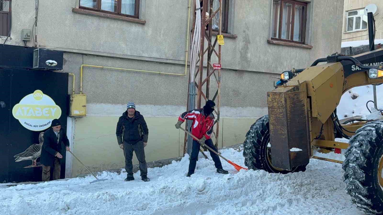 Sarıkamış’ta kar seferberliği: İlçe merkezinden 600 kamyon kar taşındı
