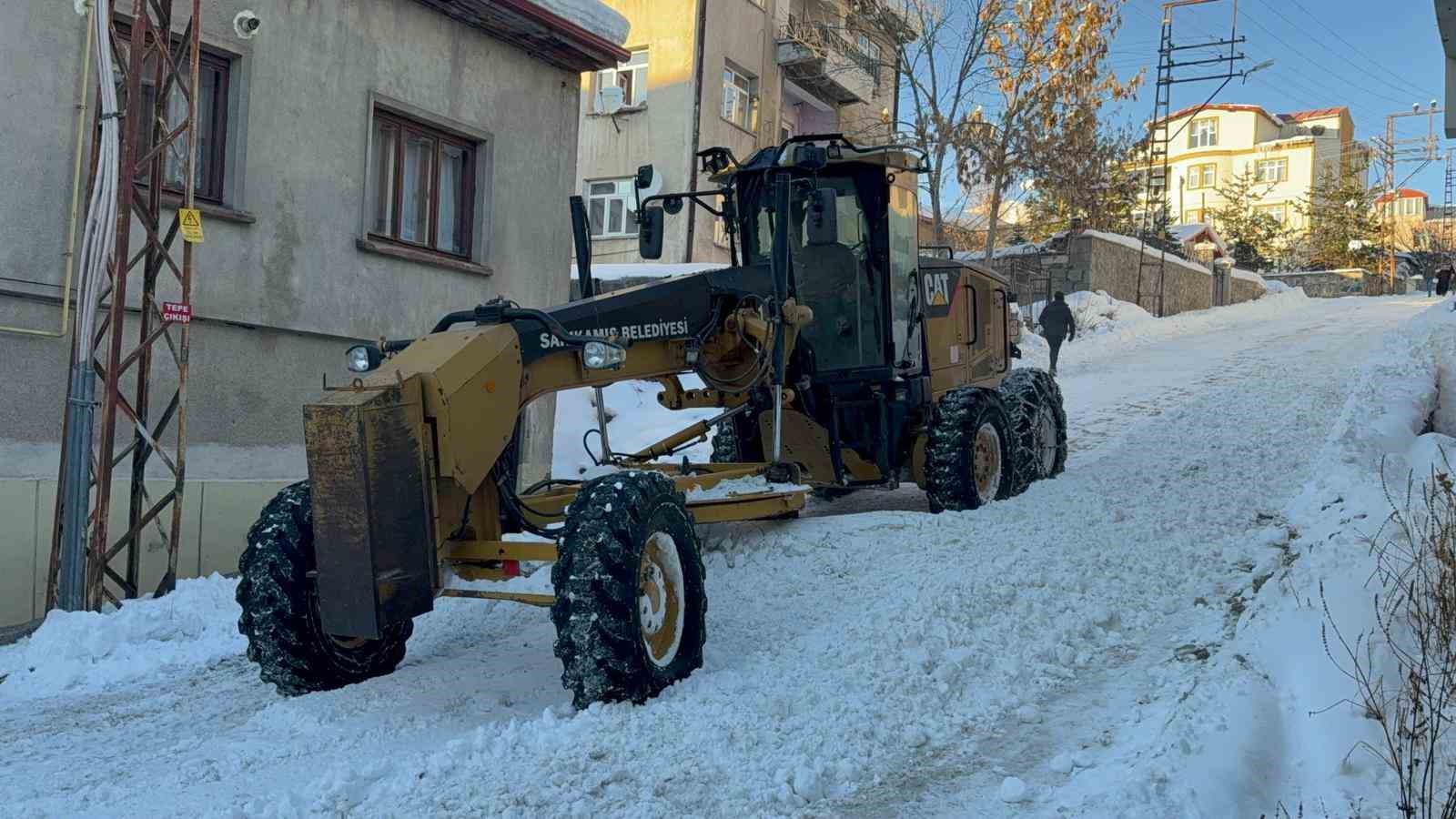 Sarıkamış’ta kar seferberliği: İlçe merkezinden 600 kamyon kar taşındı
