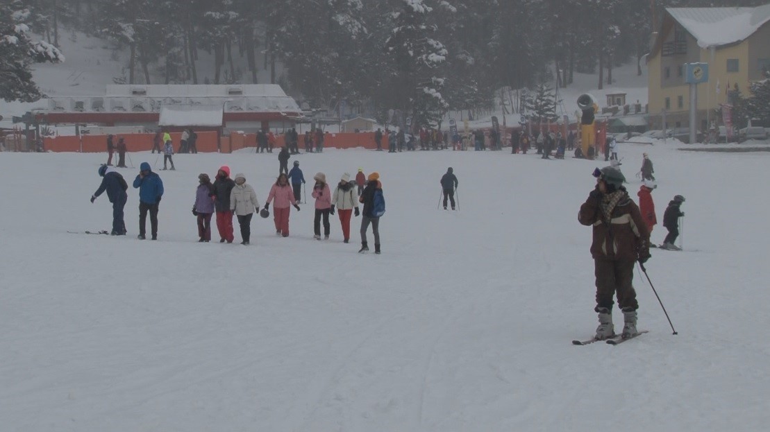 Sarıkamış’ta kar yağışı altında kayak ve snowboard keyfi
