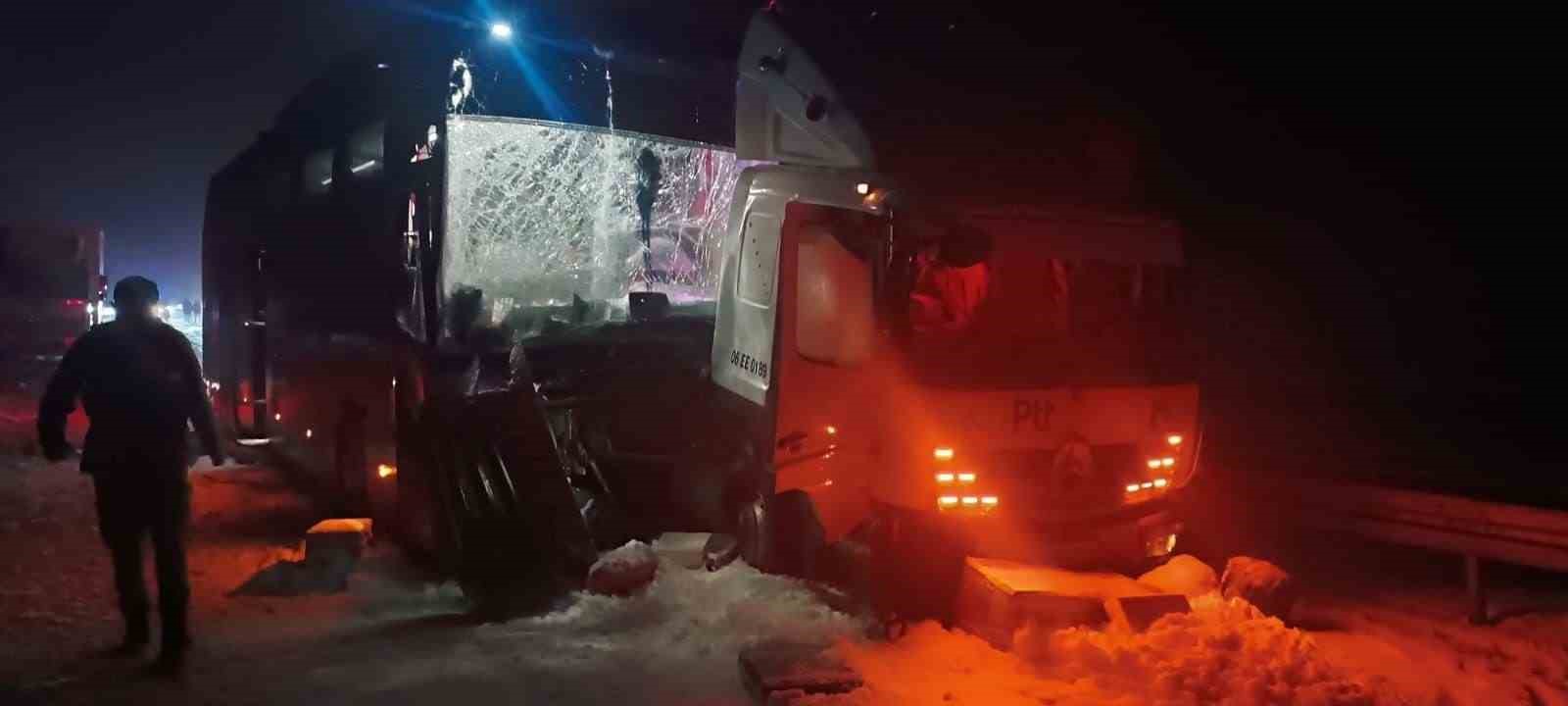 Sarıkamış’ta otobüs kamyona çarpı: 9 yaralı
