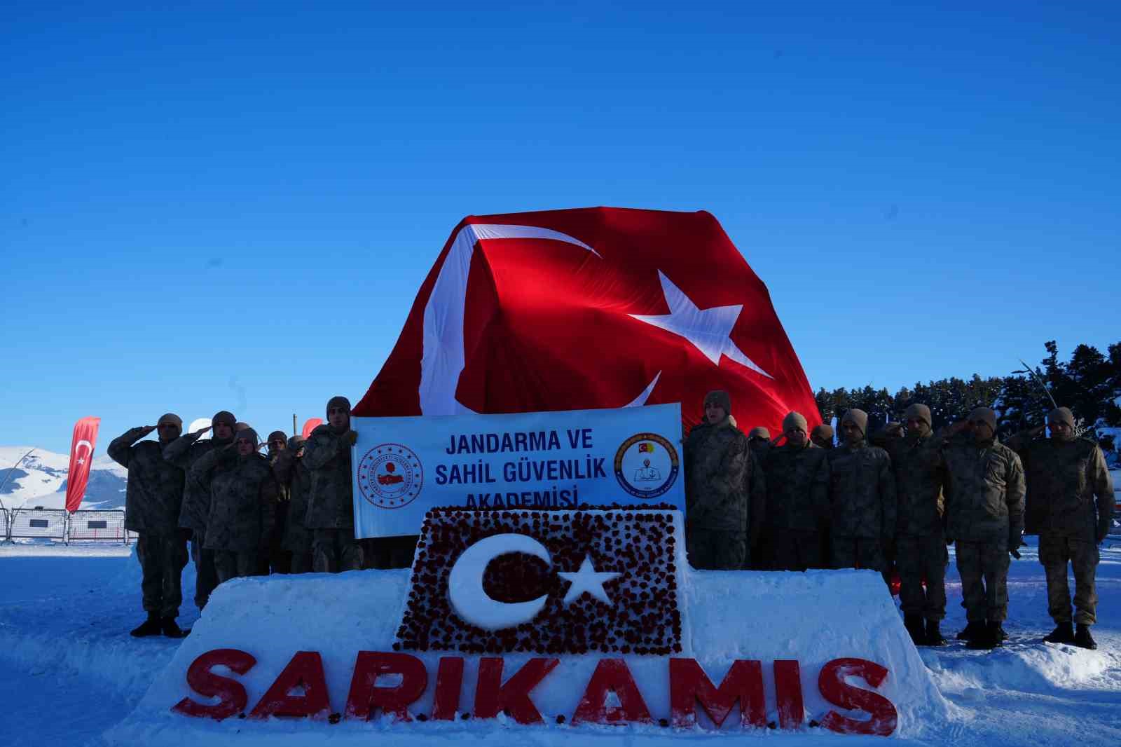 Sarıkamış’ta şehitler anısına kardan heykeller açıldı
