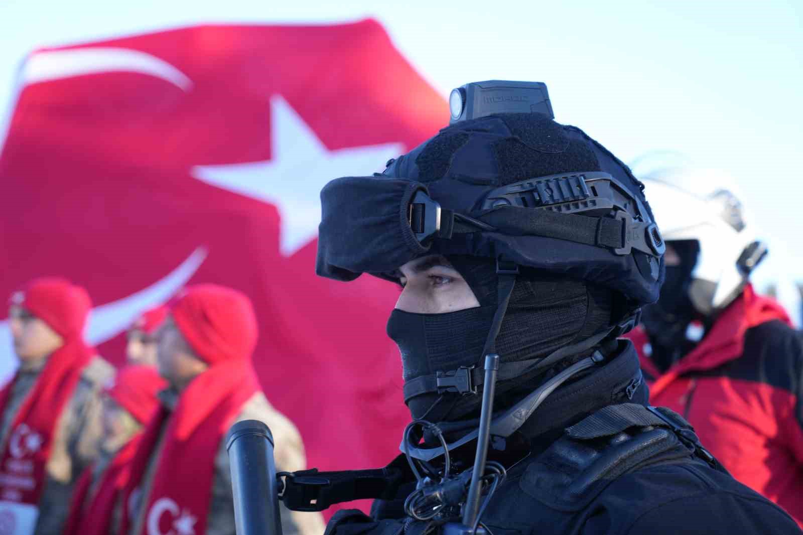 Sarıkamış’ta şehitler anısına kardan heykeller açıldı
