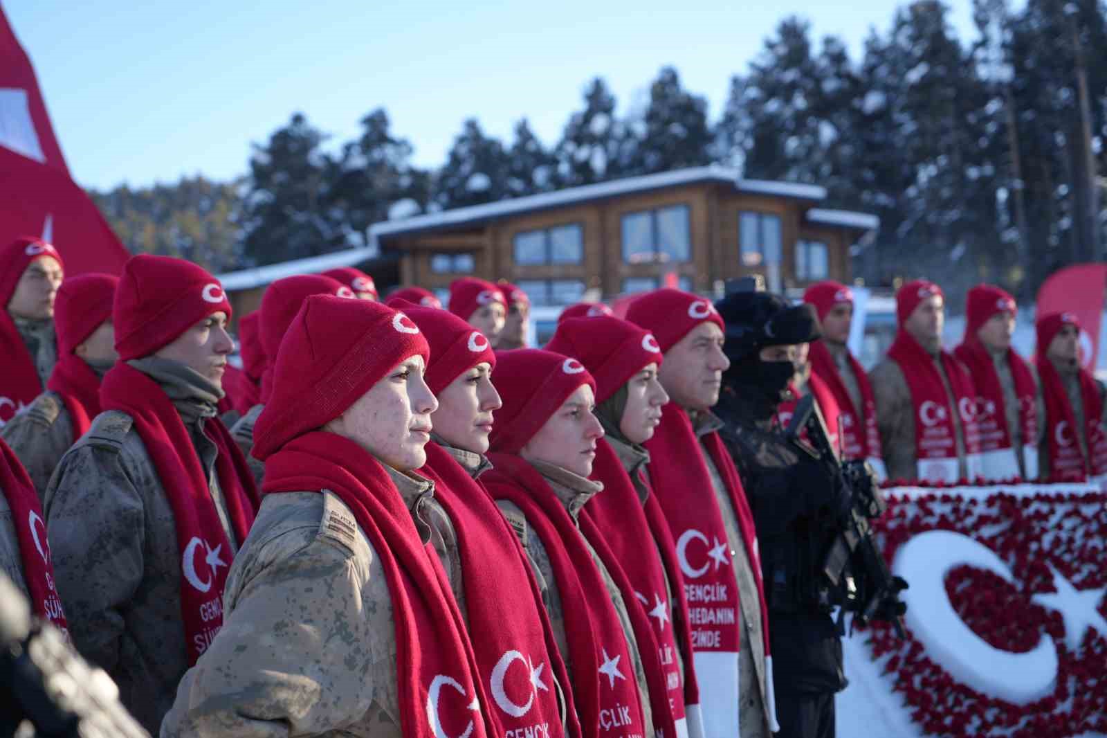 Sarıkamış’ta şehitler anısına kardan heykeller açıldı
