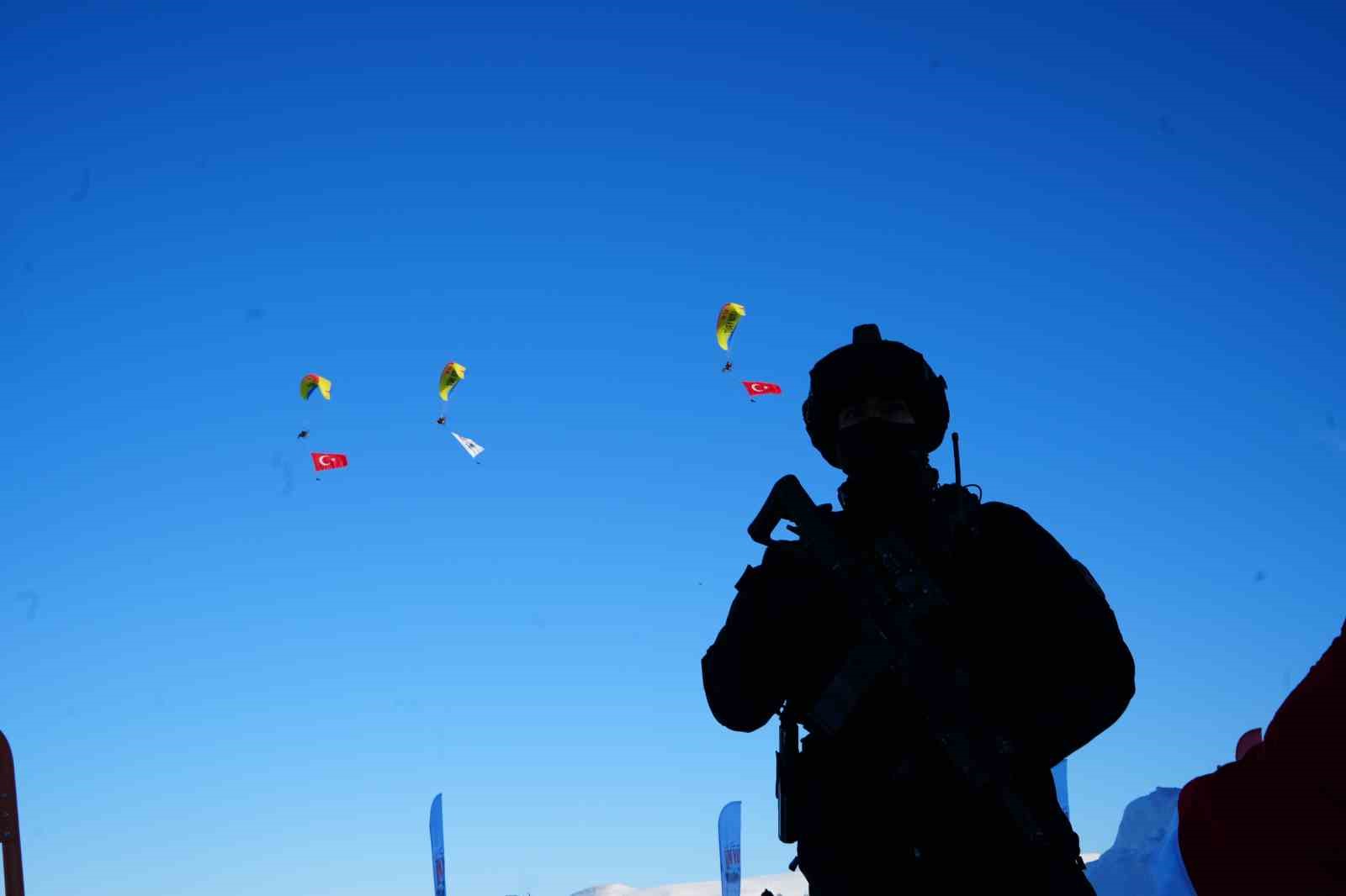Sarıkamış’ta şehitler anısına kardan heykeller açıldı
