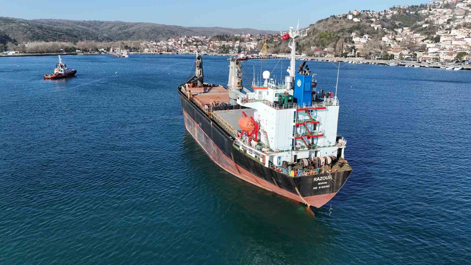 Sarıyer açıklarında kurtarıldıktan sonra İstanbul Boğazı’nda savrulan gemi kurtarıldı

