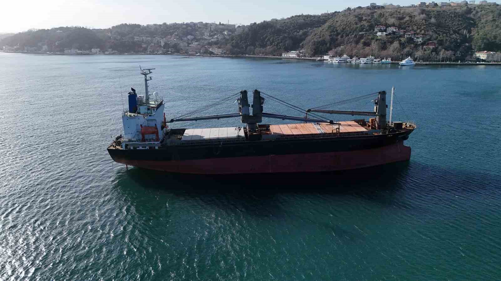 Sarıyer açıklarında kurtarıldıktan sonra İstanbul Boğazı’nda savrulan gemi kurtarıldı
