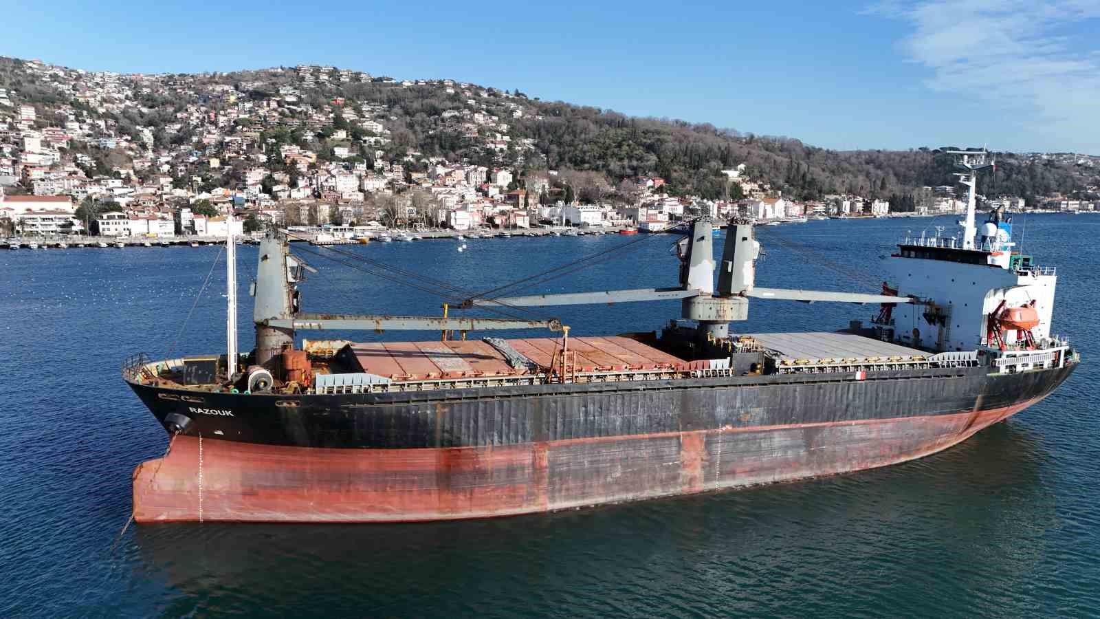 Sarıyer açıklarında kurtarıldıktan sonra İstanbul Boğazı’nda savrulan gemi kurtarıldı
