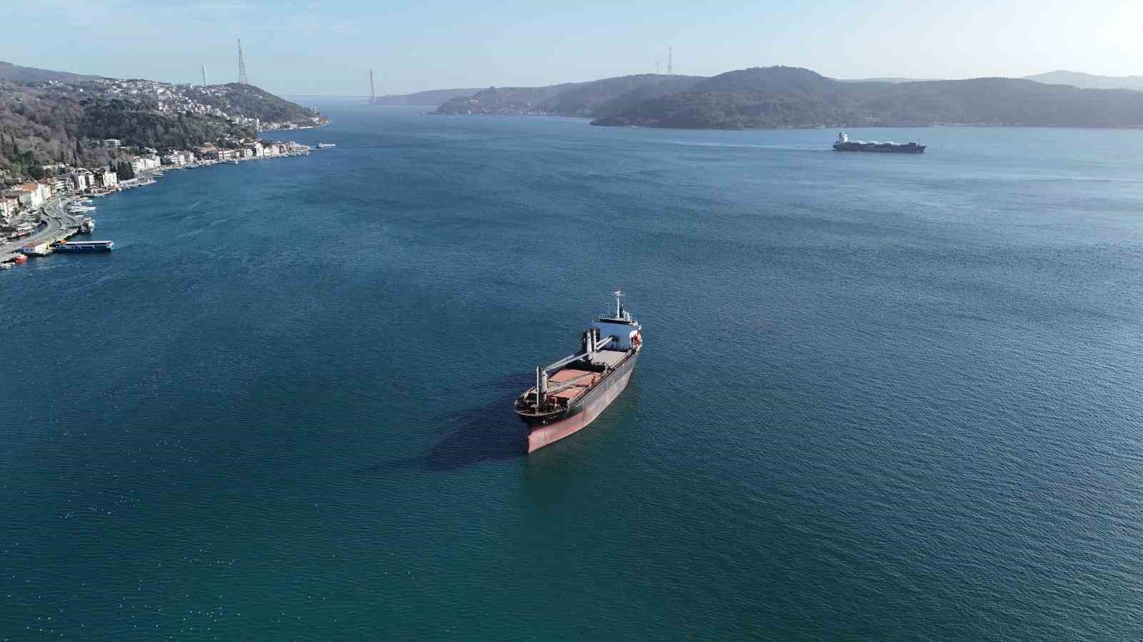 Sarıyer açıklarında kurtarıldıktan sonra İstanbul Boğazı’nda savrulan gemi kurtarıldı
