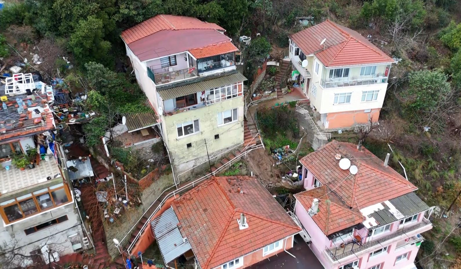 Sarıyer’de 4 binadaki 31 vatandaş tahliye edildi, çöken merdiven havadan görüntülendi
