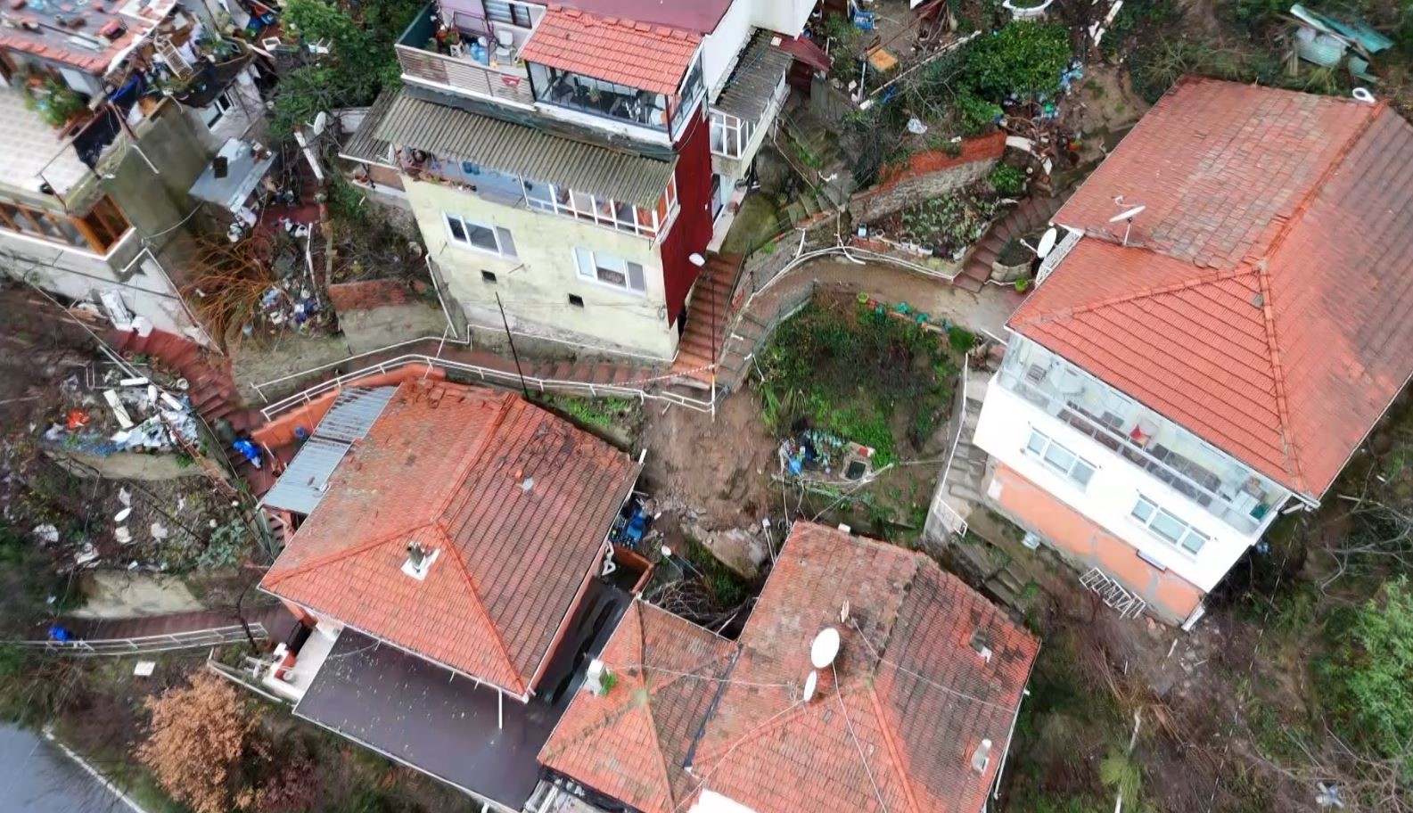 Sarıyer’de 4 binadaki 31 vatandaş tahliye edildi, çöken merdiven havadan görüntülendi
