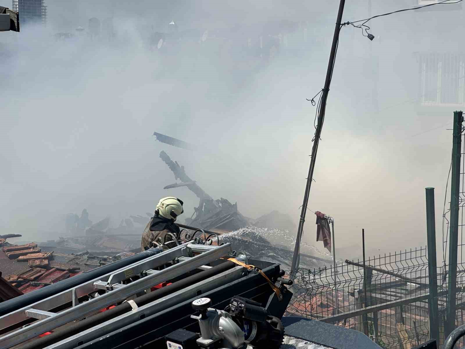 Sarıyer’de alev alev yanan gecekondu kullanılamaz hale geldi
