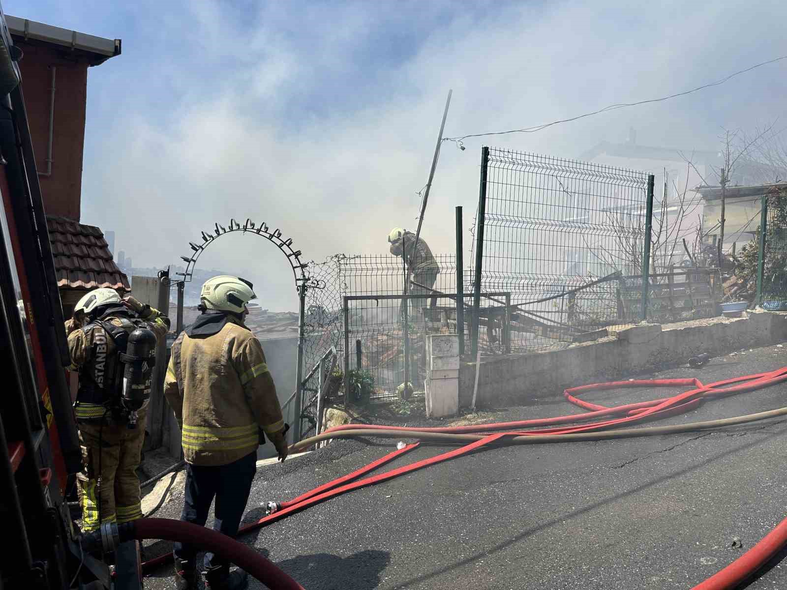 Sarıyer’de alev alev yanan gecekondu kullanılamaz hale geldi
