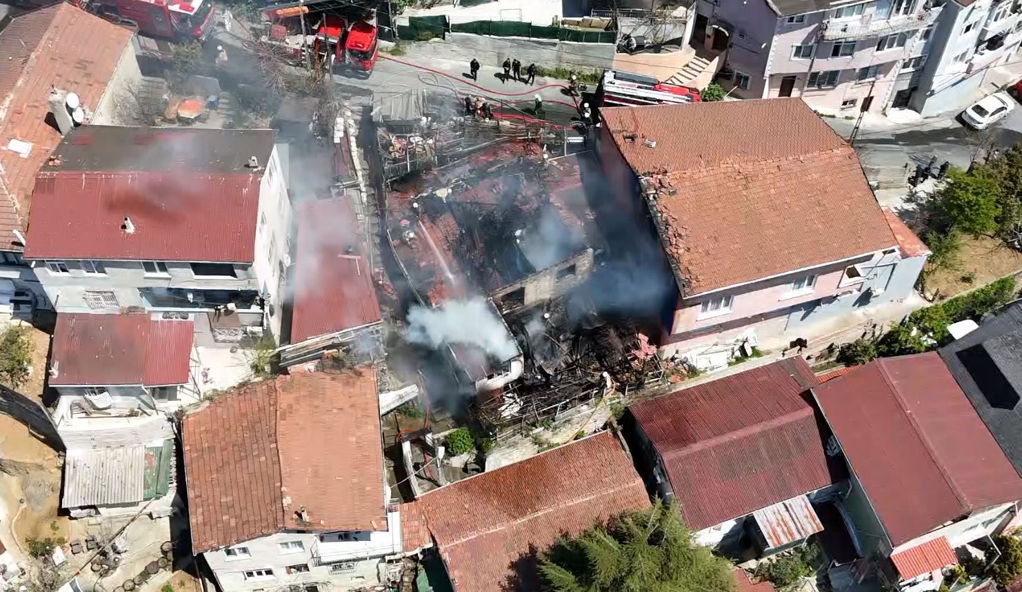 Sarıyer’de alev alev yanan gecekondu kullanılamaz hale geldi
