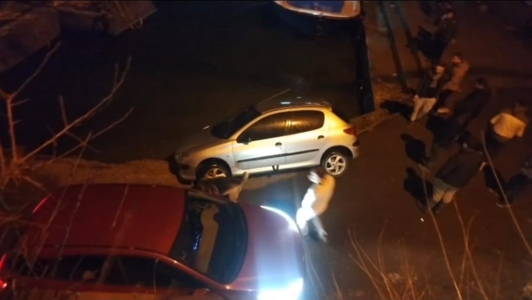 Sarıyer’de aynı yerde aynı şekilde ikinci kez bir araç mendirekte asılı kaldı. O anlar kamerada
