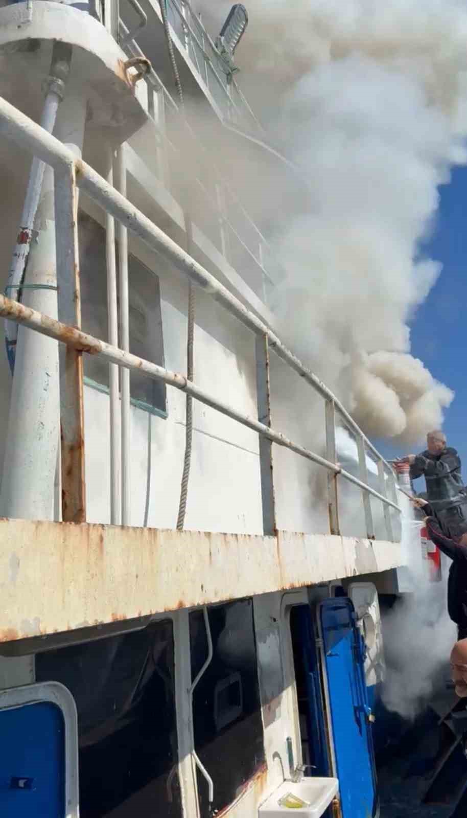 Sarıyer’de balıkçı teknesinden alevler yükseldi
