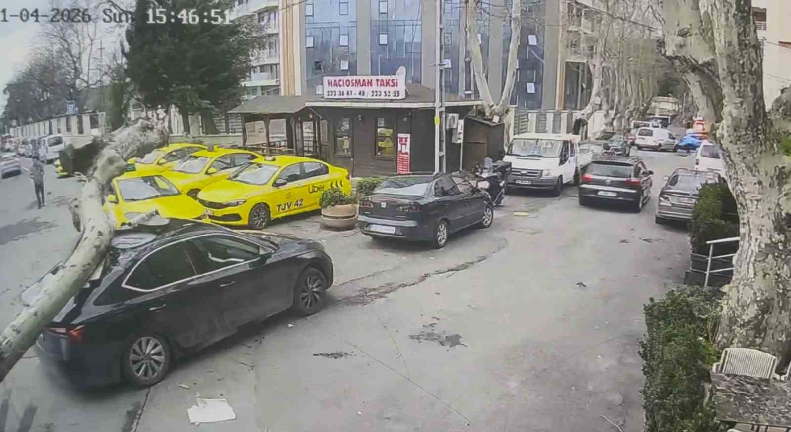 Sarıyer’de çınar ağacı otomobilin üzerine devrildi: O anlar kamerada
