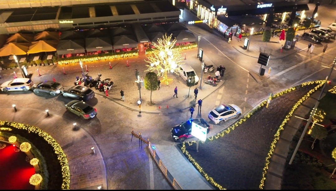 Sarıyer’de emniyet ekiplerinden yılbaşı denetimi: Aranması bulunan 6 kişi yakalandı
Sarıyer’de emniyet ekiplerinden yılbaşı denetimi: Aranması bulunan 6 kişi yakalandı