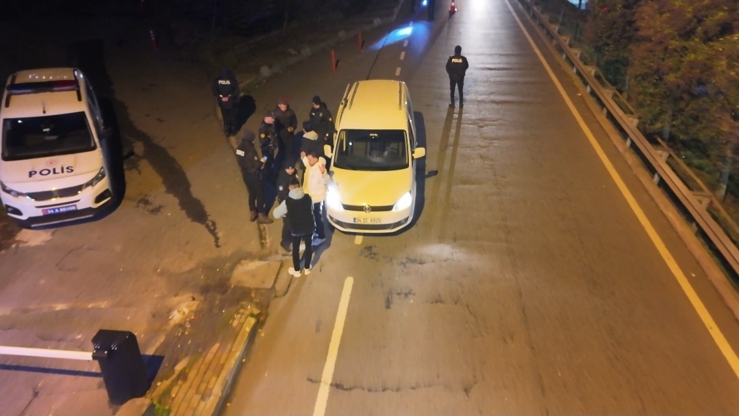 Sarıyer’de emniyet ekiplerinden yılbaşı denetimi: Aranması bulunan 6 kişi yakalandı
Sarıyer’de emniyet ekiplerinden yılbaşı denetimi: Aranması bulunan 6 kişi yakalandı