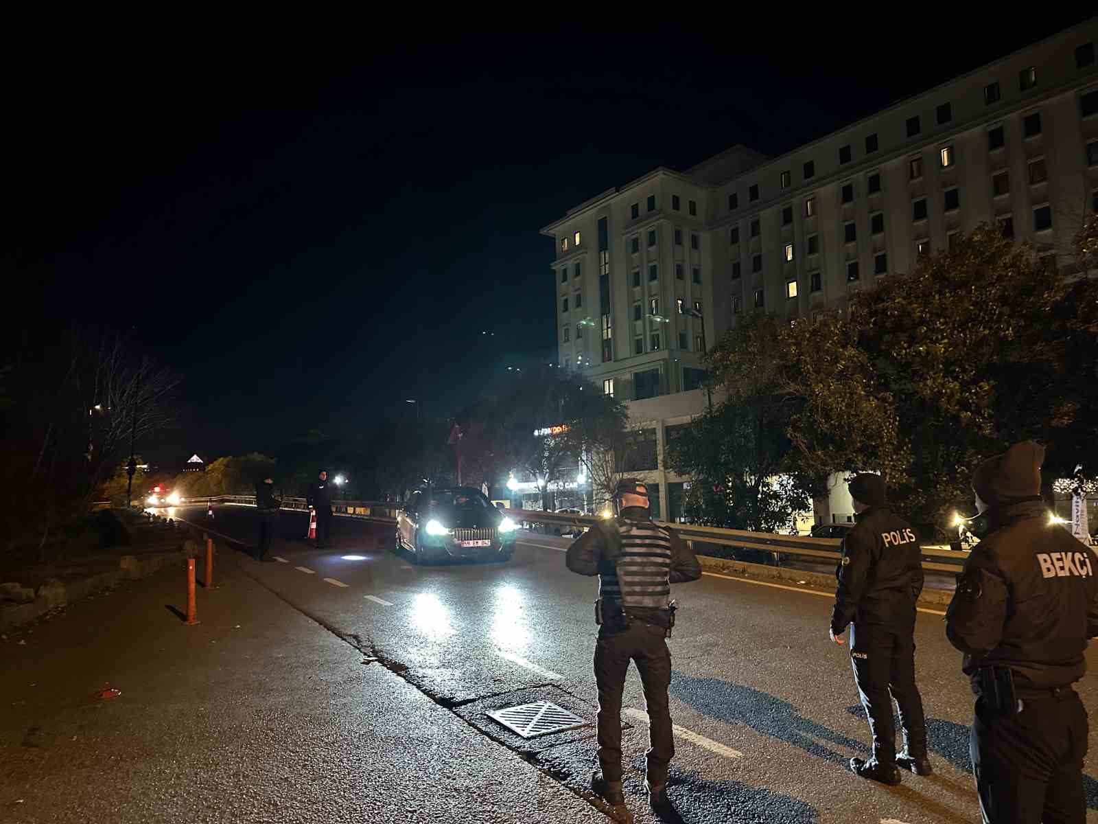 Sarıyer’de emniyet ekiplerinden yılbaşı denetimi: Aranması bulunan 6 kişi yakalandı
Sarıyer’de emniyet ekiplerinden yılbaşı denetimi: Aranması bulunan 6 kişi yakalandı