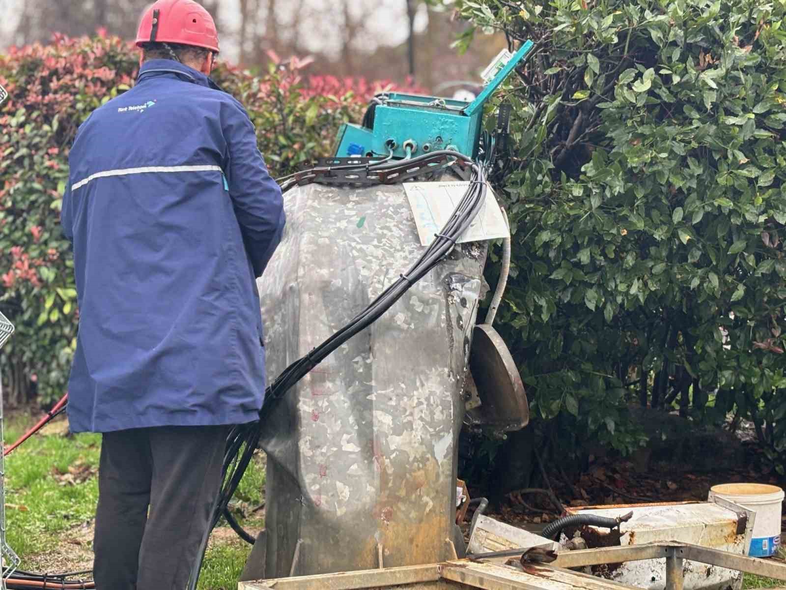 Sarıyer’de fırtına etkili oldu: Baz istasyonu ve ağaç devrildi
