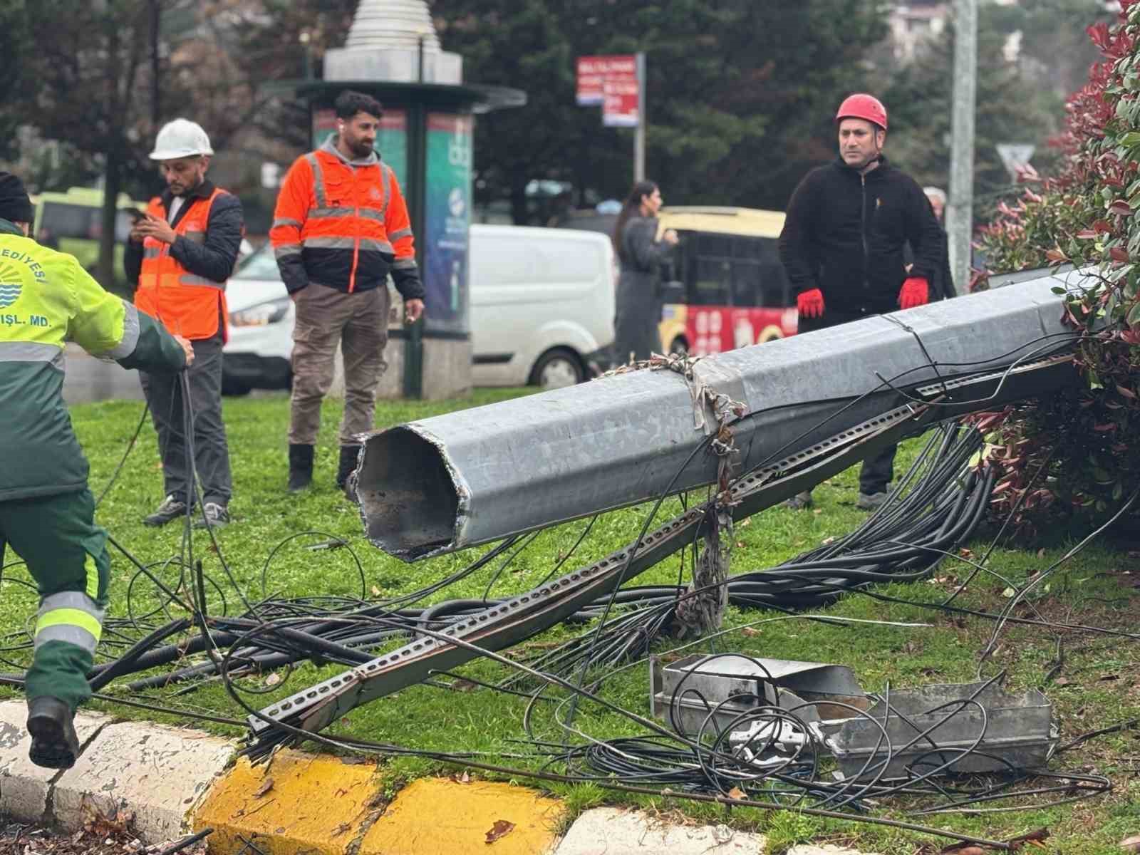 Sarıyer’de fırtına etkili oldu: Baz istasyonu ve ağaç devrildi
