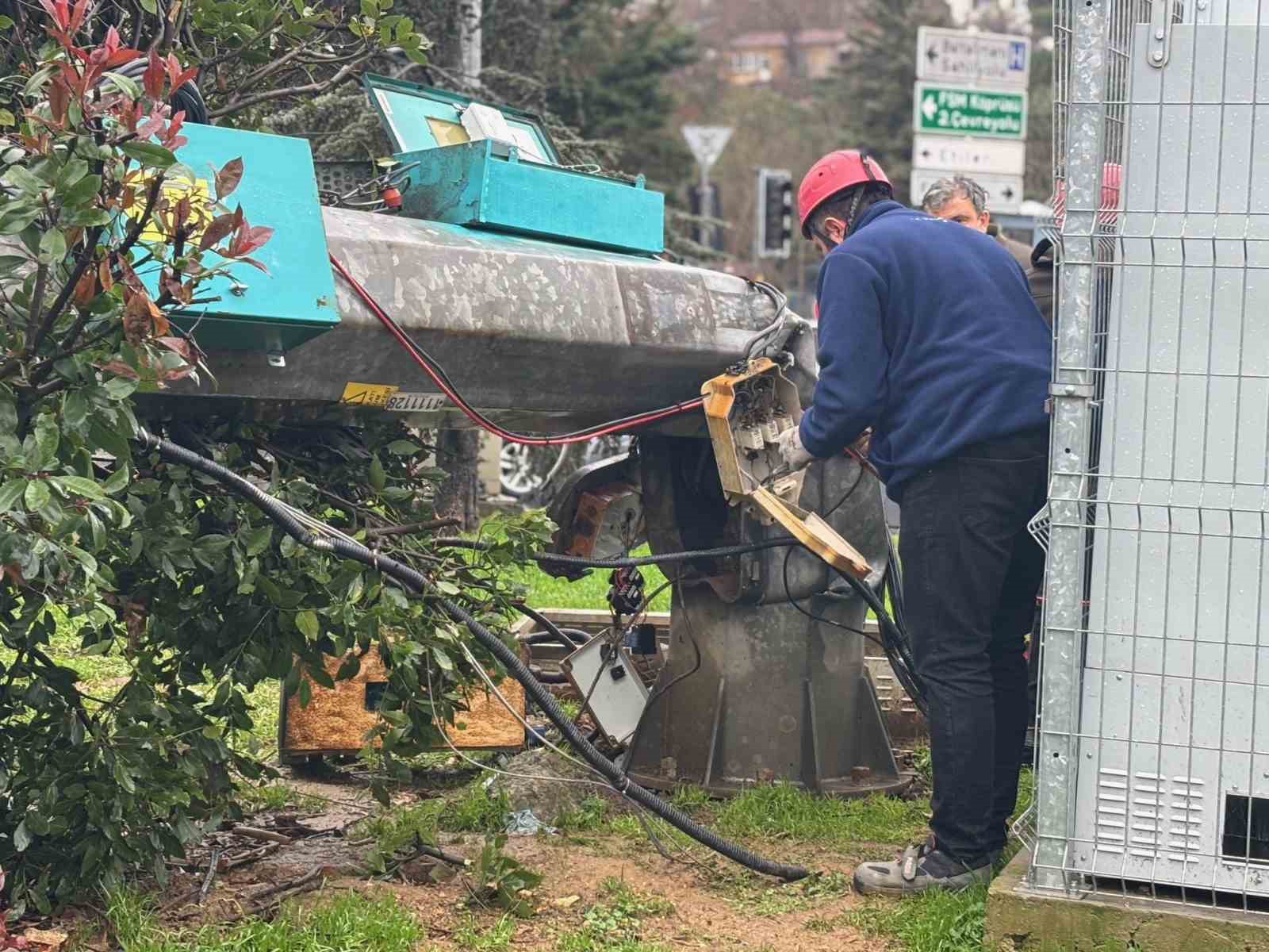 Sarıyer’de fırtına etkili oldu: Baz istasyonu ve ağaç devrildi
