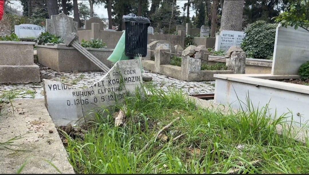 Sarıyer’de fırtınada devrilen ağaçlar mezarlara zarar verdi, vatandaşlar mağdur oldu
