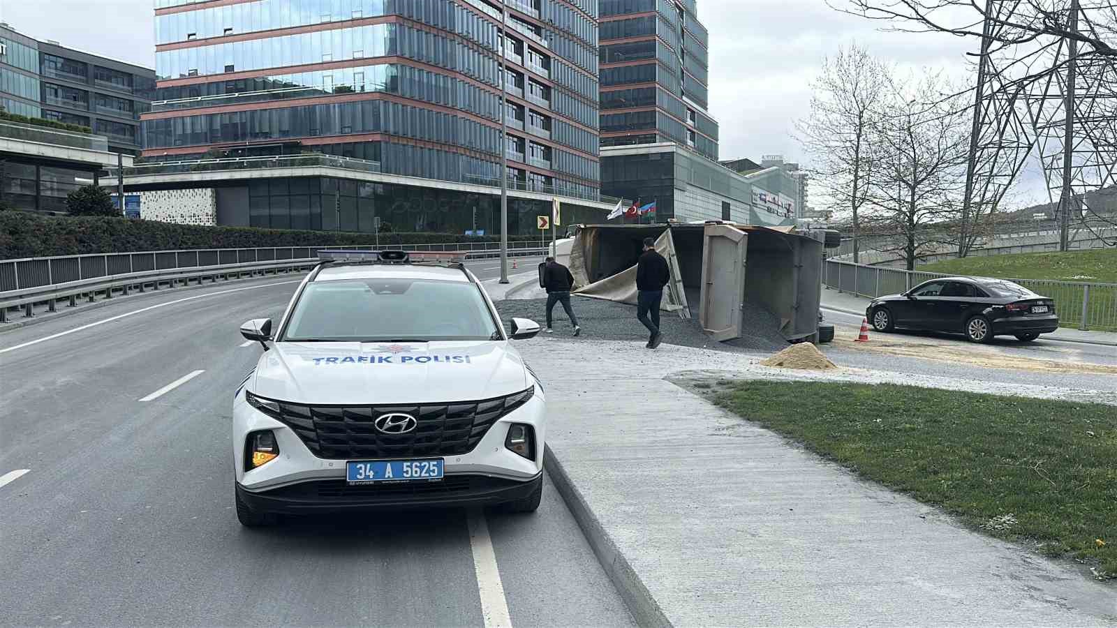 Sarıyer’de hafriyat kamyonu devrildi: Sürücü yaralandı
