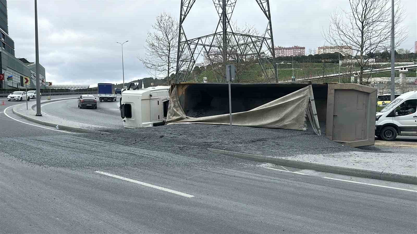 Sarıyer’de hafriyat kamyonu devrildi: Sürücü yaralandı
