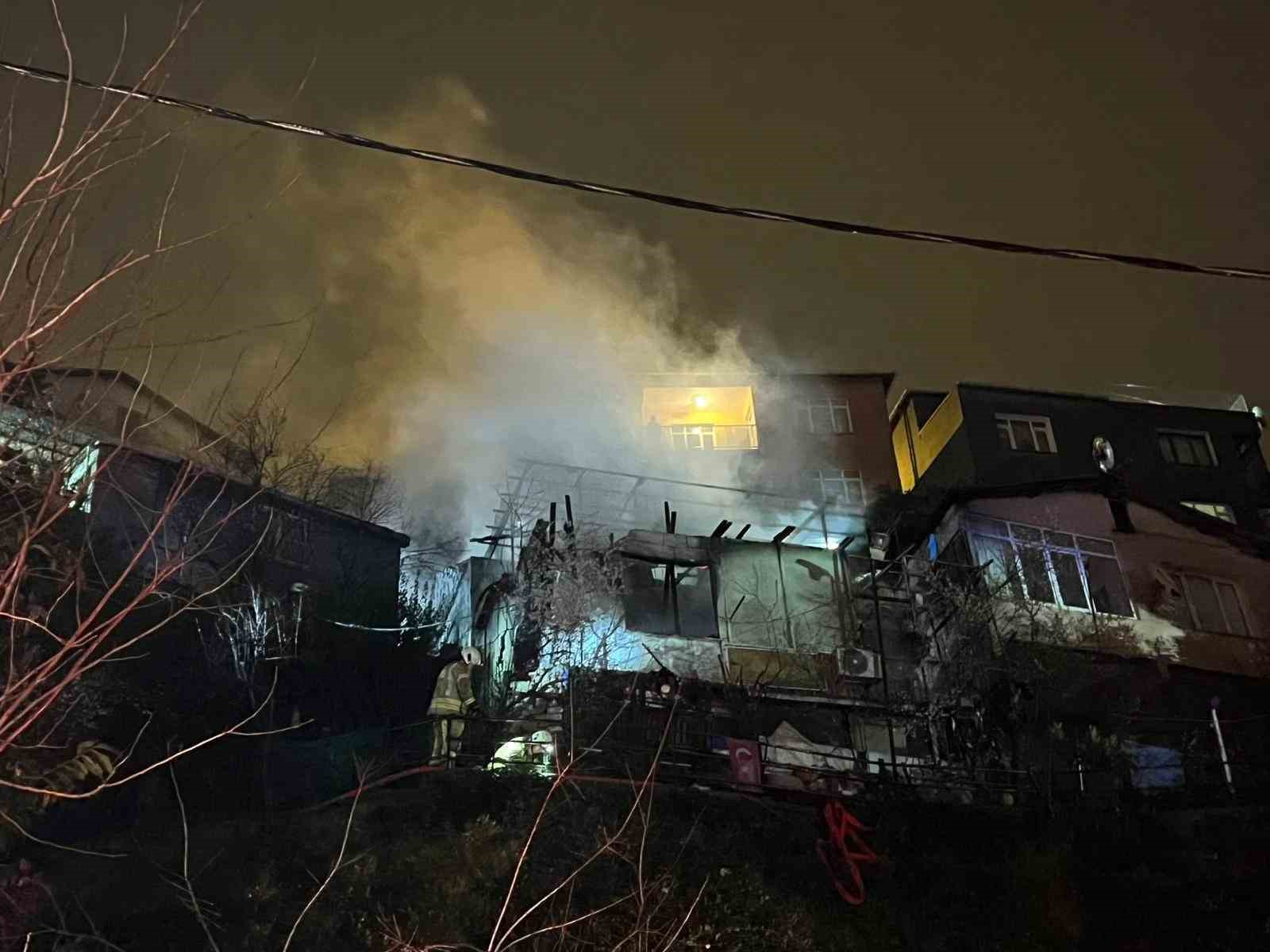 Sarıyer’de iki gecekondu alev alev yandı: 6 yaralı
