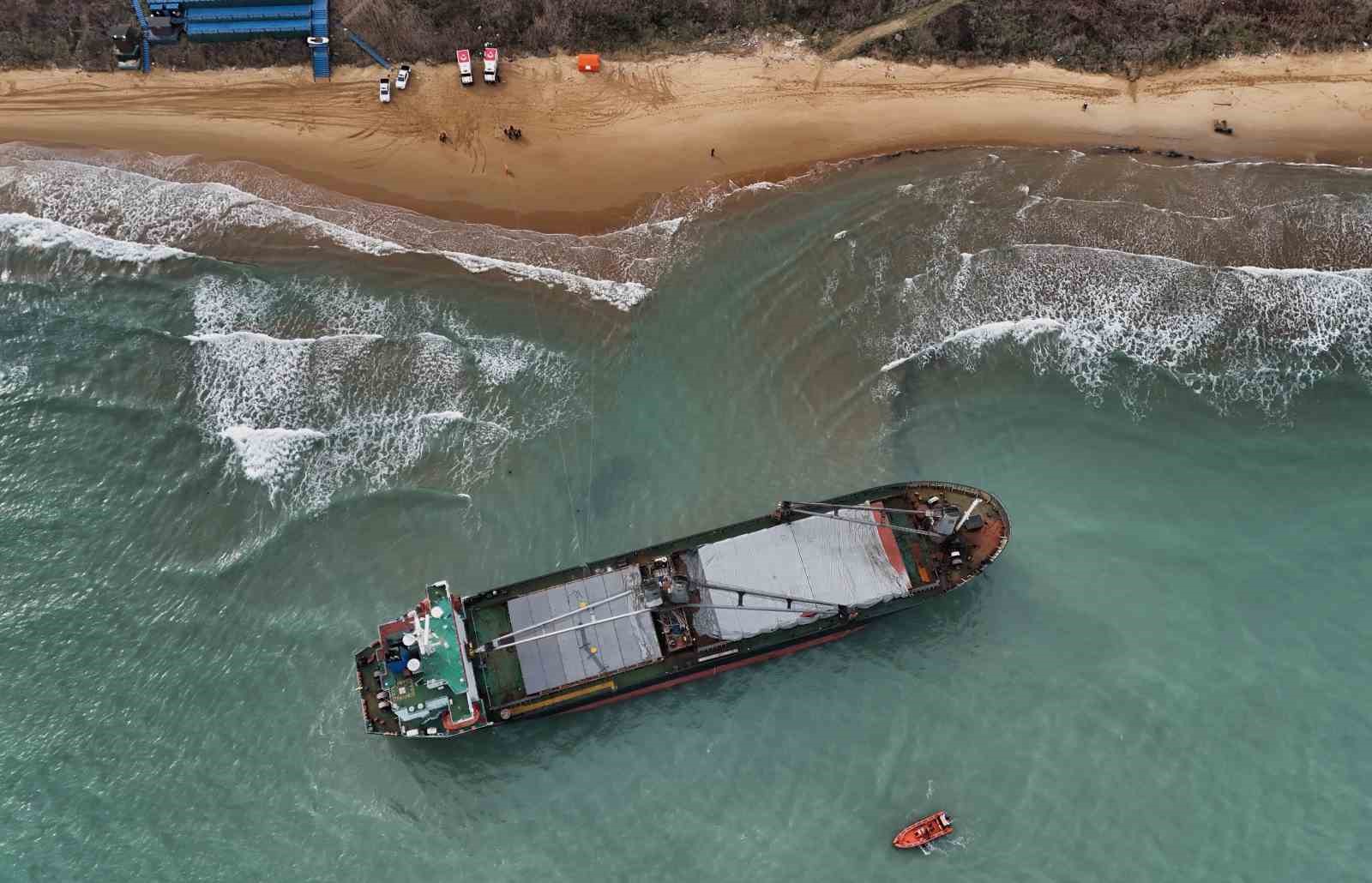 Sarıyer’de karaya oturan gemide dalgıçlar hasar tespiti yapıyor
