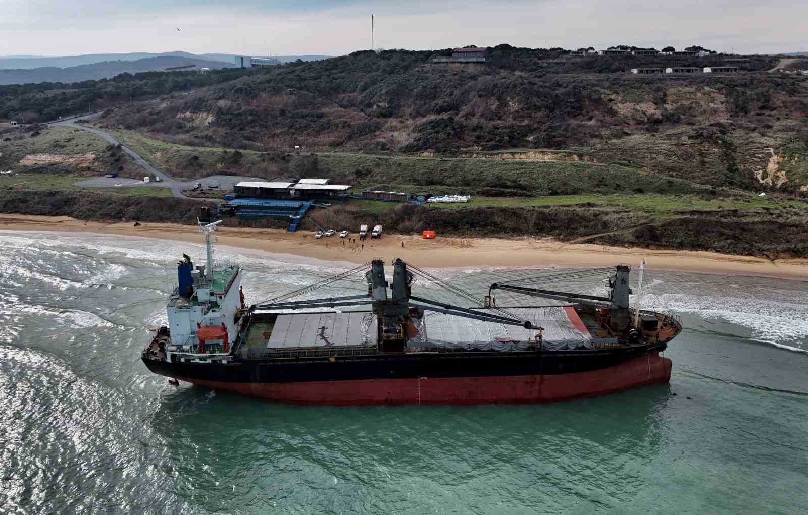 Sarıyer’de karaya oturan gemide dalgıçlar hasar tespiti yapıyor

