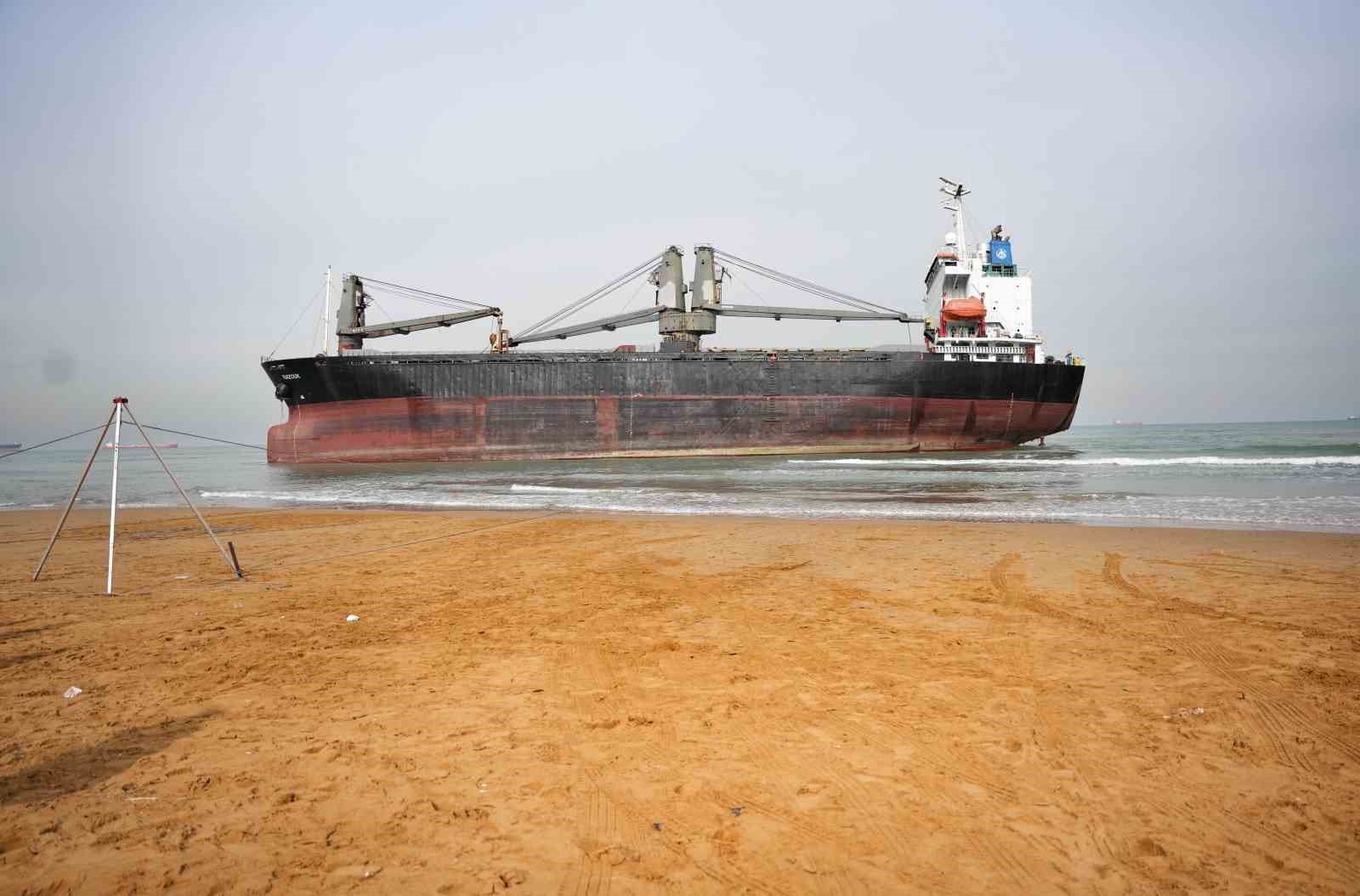 Sarıyer’de karaya oturan gemiyi kurtarma çalışmaları sürüyor
