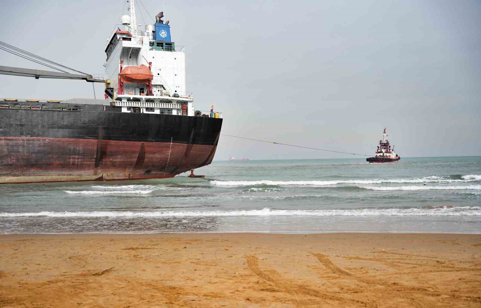 Sarıyer’de karaya oturan gemiyi kurtarma çalışmaları sürüyor
