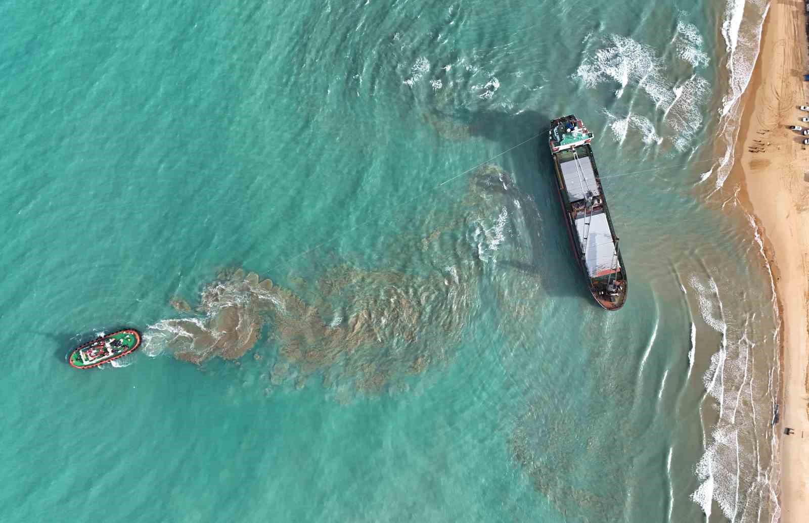 Sarıyer’de karaya oturan gemiyi kurtarma çalışmaları sürüyor
