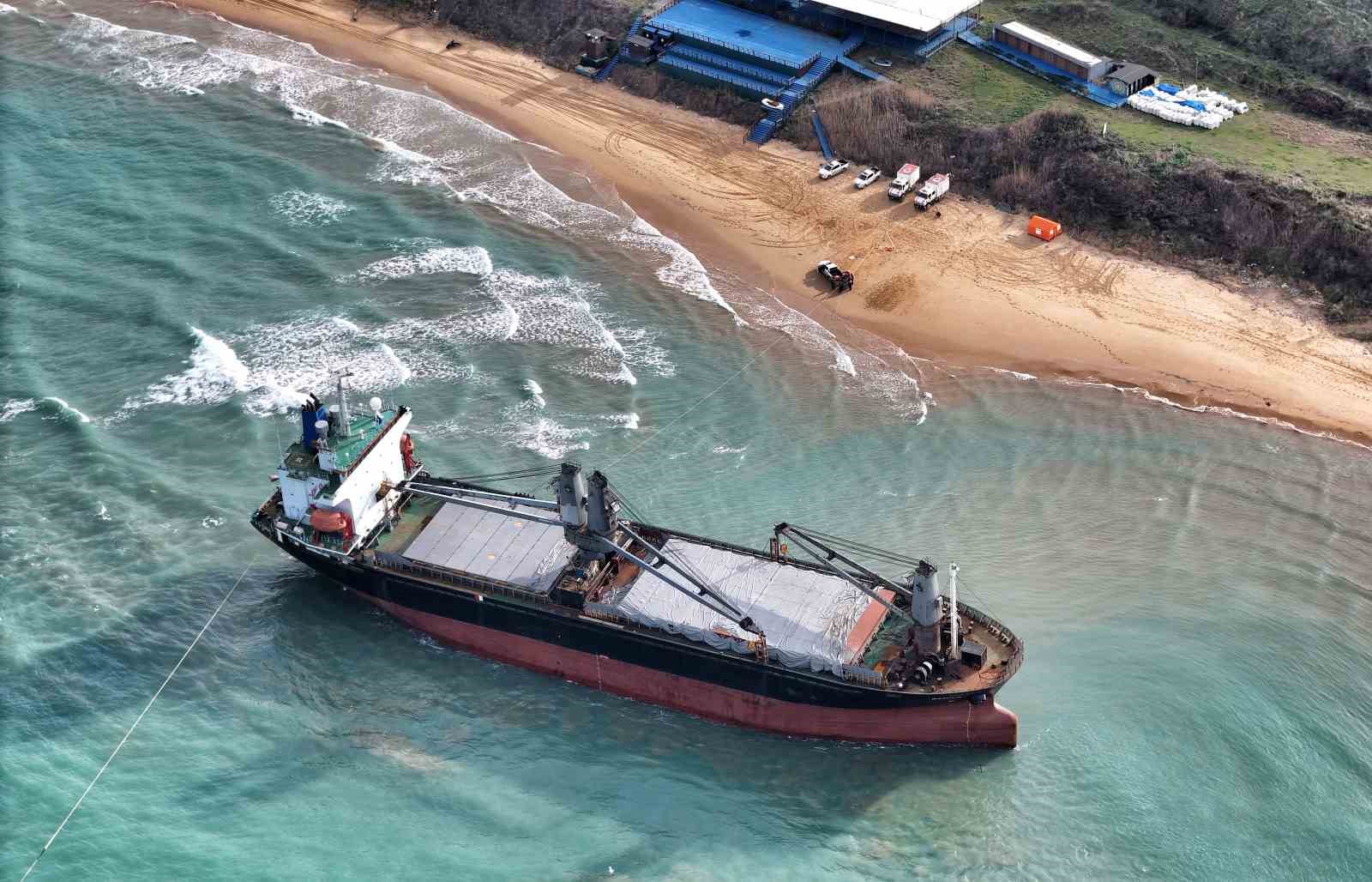 Sarıyer’de karaya oturan gemiyi kurtarma çalışmaları sürüyor
