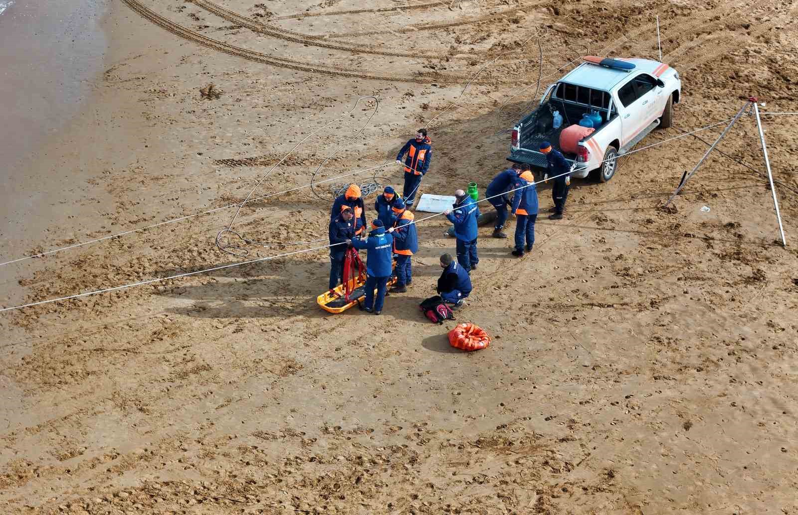 Sarıyer’de karaya oturan gemiyi kurtarma çalışmaları sürüyor
