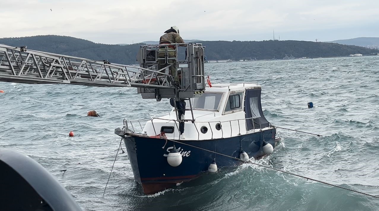 Sarıyer’de lodos nedeniyle teknede mahsur kalanları itfaiye kurtardı
