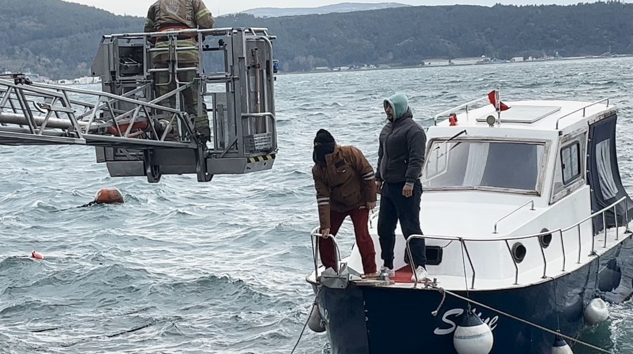 Sarıyer’de lodos nedeniyle teknede mahsur kalanları itfaiye kurtardı
