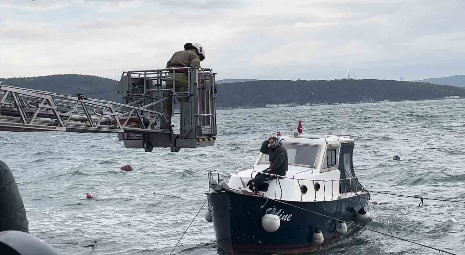 Sarıyer’de lodos nedeniyle teknede mahsur kalanları itfaiye kurtardı
