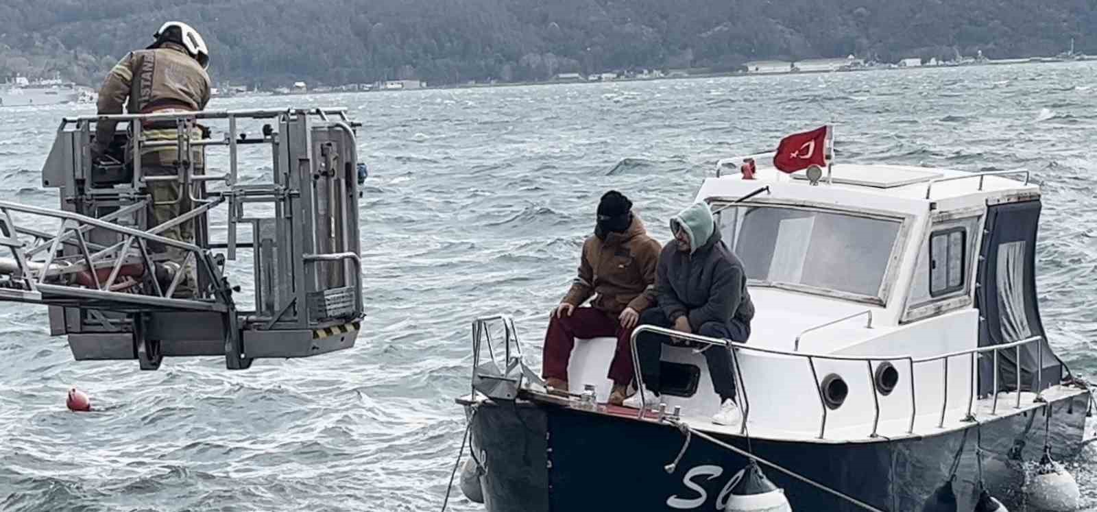 Sarıyer’de lodos nedeniyle teknede mahsur kalanları itfaiye kurtardı
