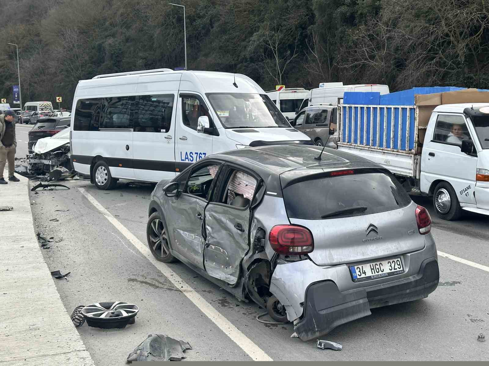 Sarıyer’de otomobil karşı şeride geçti, 4 araç birbirine girdi:  4 yaralı
