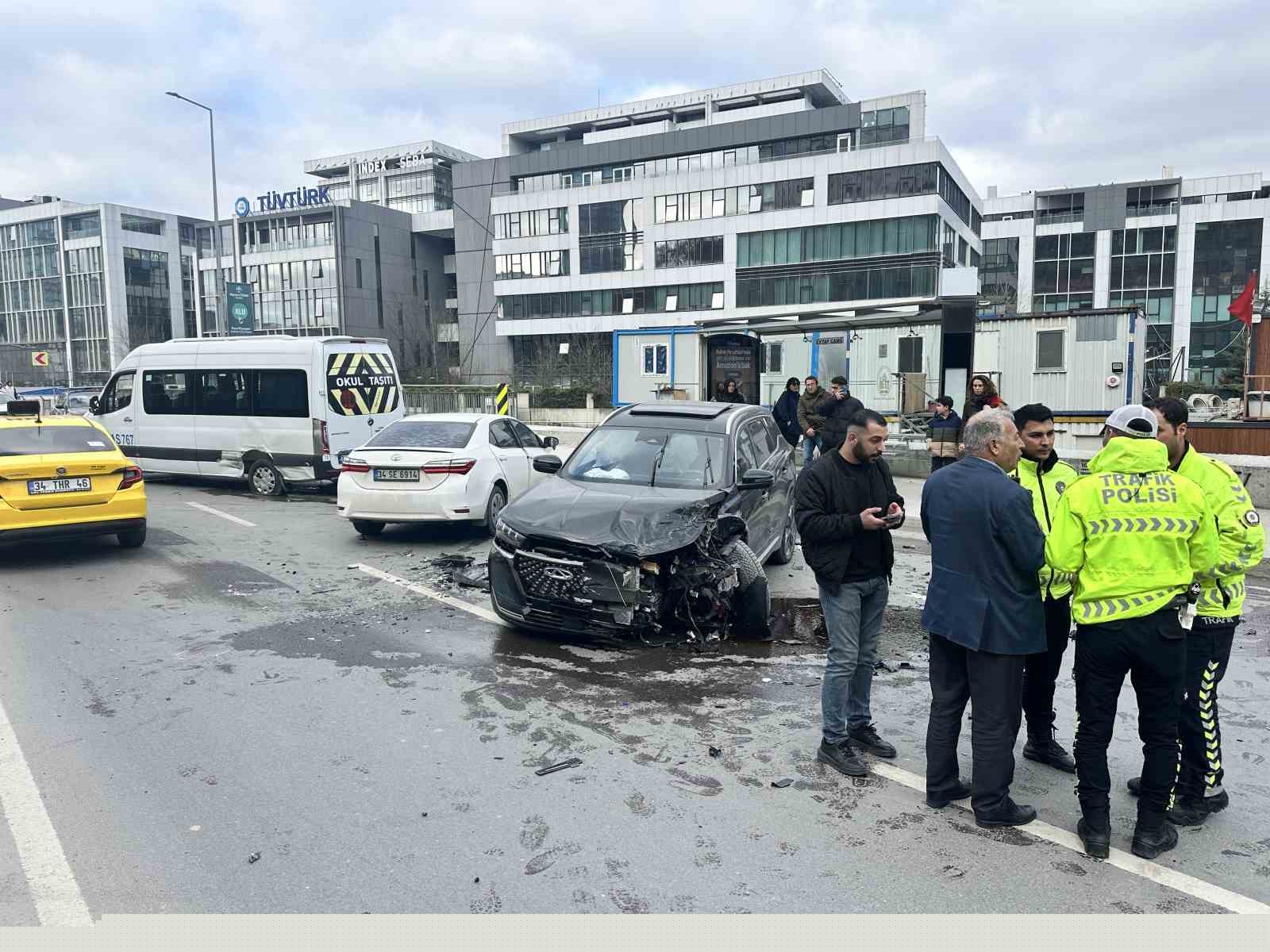 Sarıyer’de otomobil karşı şeride geçti, 4 araç birbirine girdi:  4 yaralı
