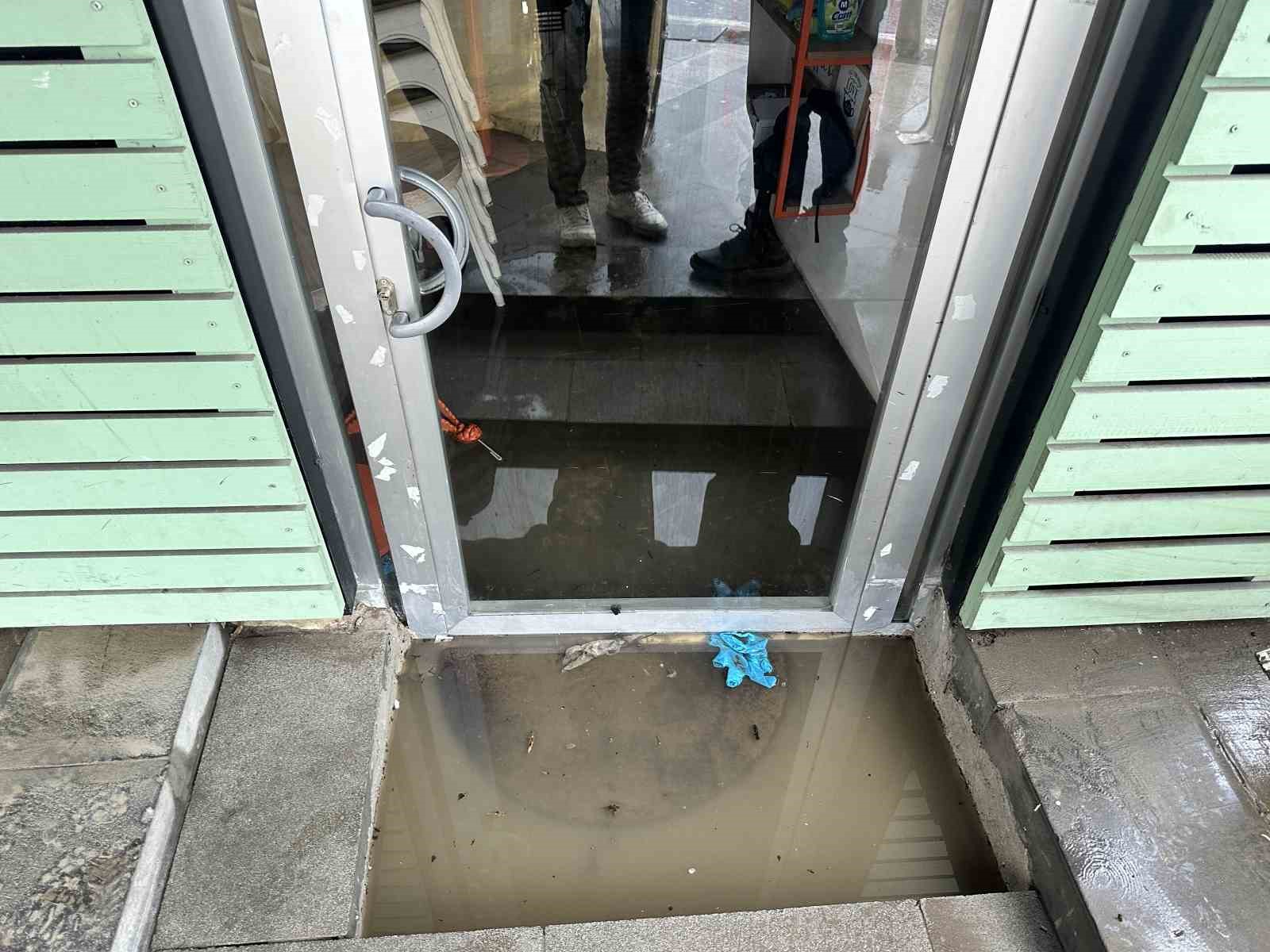 Sarıyer’de rögarlar taştı: Bir iş yerini su bastı, dükkan sahibi İSKİ’ye tepki gösterdi
