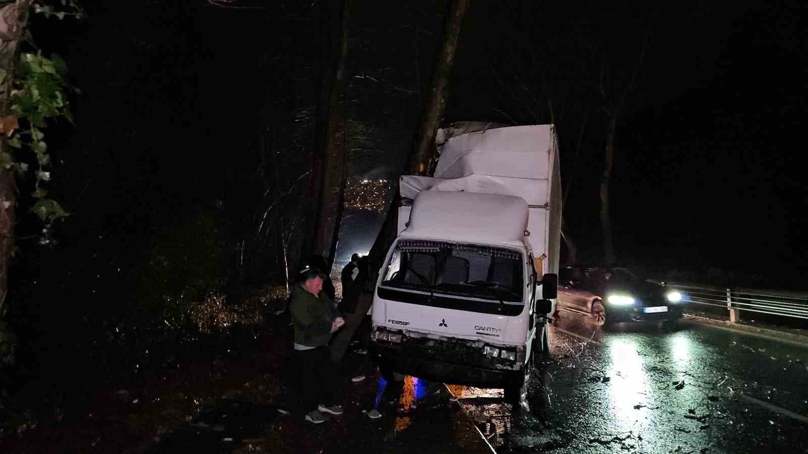 Sarıyer’de seyir halindeki kamyonet yol kenarındaki ağaca çarptı

