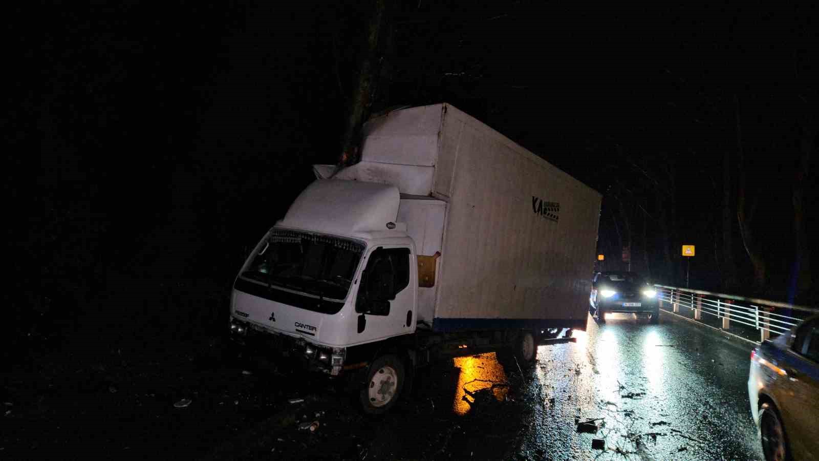Sarıyer’de seyir halindeki kamyonet yol kenarındaki ağaca çarptı
