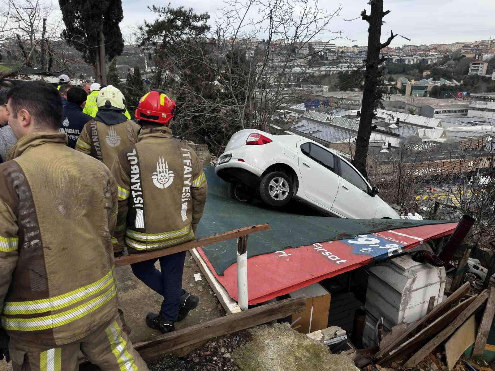 Sarıyer’de vitesi karıştırdı, otomobil kamelyanın üzerine uçtu

